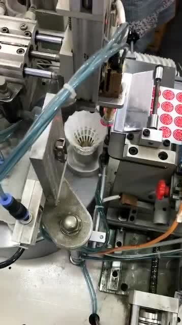 超牌羽毛球全自动化贴标 解放了多少双手，重塑生产新高度